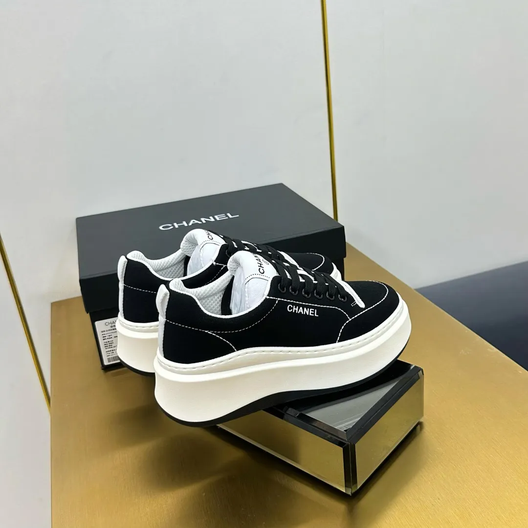 👟👟Ex-factory price 600👟👟 Upgraded version, upgraded version, upgraded version! No rebuttal accepted! ! ! ! Chanel Chanel panda shoes! 2025 counter's top casual sports shoes. This classic design; the upper is electro-embroidered with a variety of techniques; the outsole is fashionable and sporty; the unusual inclusion of a variety of color matching elements... The diversified mix and match is very good-looking and versatile, and can be used for leisure, fashion, sports, and outdoor... ꫛꫀꪝ Go➫ Materials: ❶Upper made of: original imported first-layer silk cowhide + original waterproof cloth + original first-layer cowhide ❷Inner lining: Original Yangli+Net ❸Outsole based on: Original TPU combination outsole Counter boutique packaging complete set for women 35–41 👉 👉